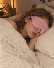 Femme qui dort avec le masque de nuit 3D Lunae Mini rose