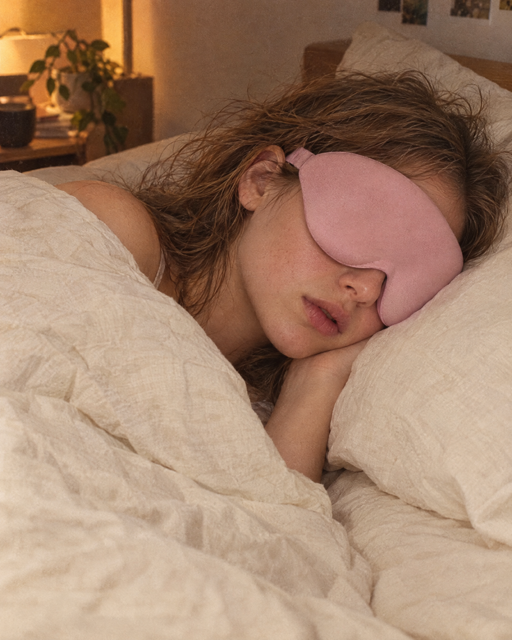 Femme qui dort avec le masque de nuit 3D Lunae Mini rose