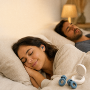Femme qui dort paisiblement avec un bouchon d'oreille Lunae Silence bleu ardoise