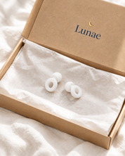 Bouchons d'oreille Lunae Silence blancs posés sur leur carton Lunae